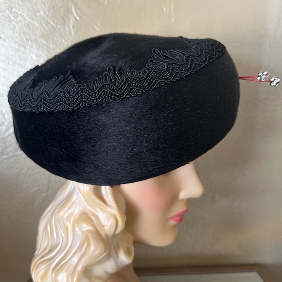 AMAZING 1950s\' BLACK FURRY FELT HAT -  CORDE TRIM & 2 RED QUILLS/RHINESTONES main image 11